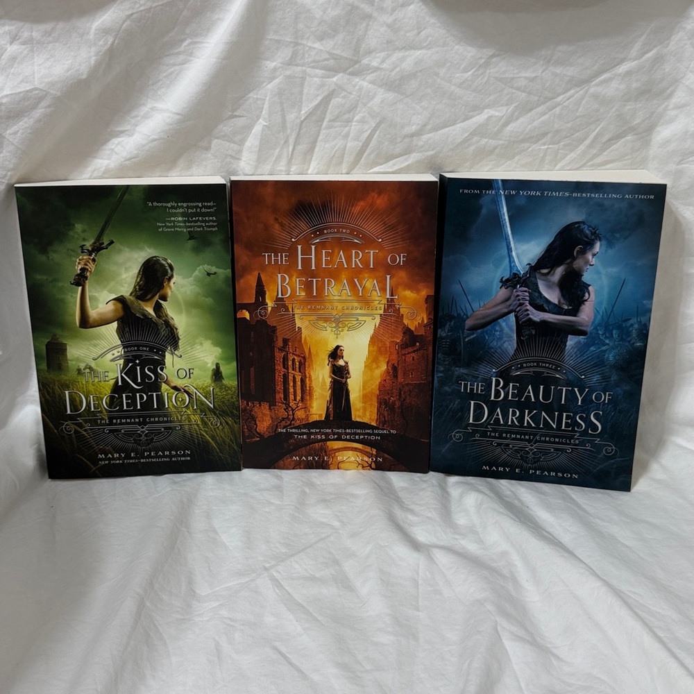 “The Remnant Chronicles” Paperback YA Fantasy Boxed Book Set by Mary E. Pearson - Picture 2 of 14